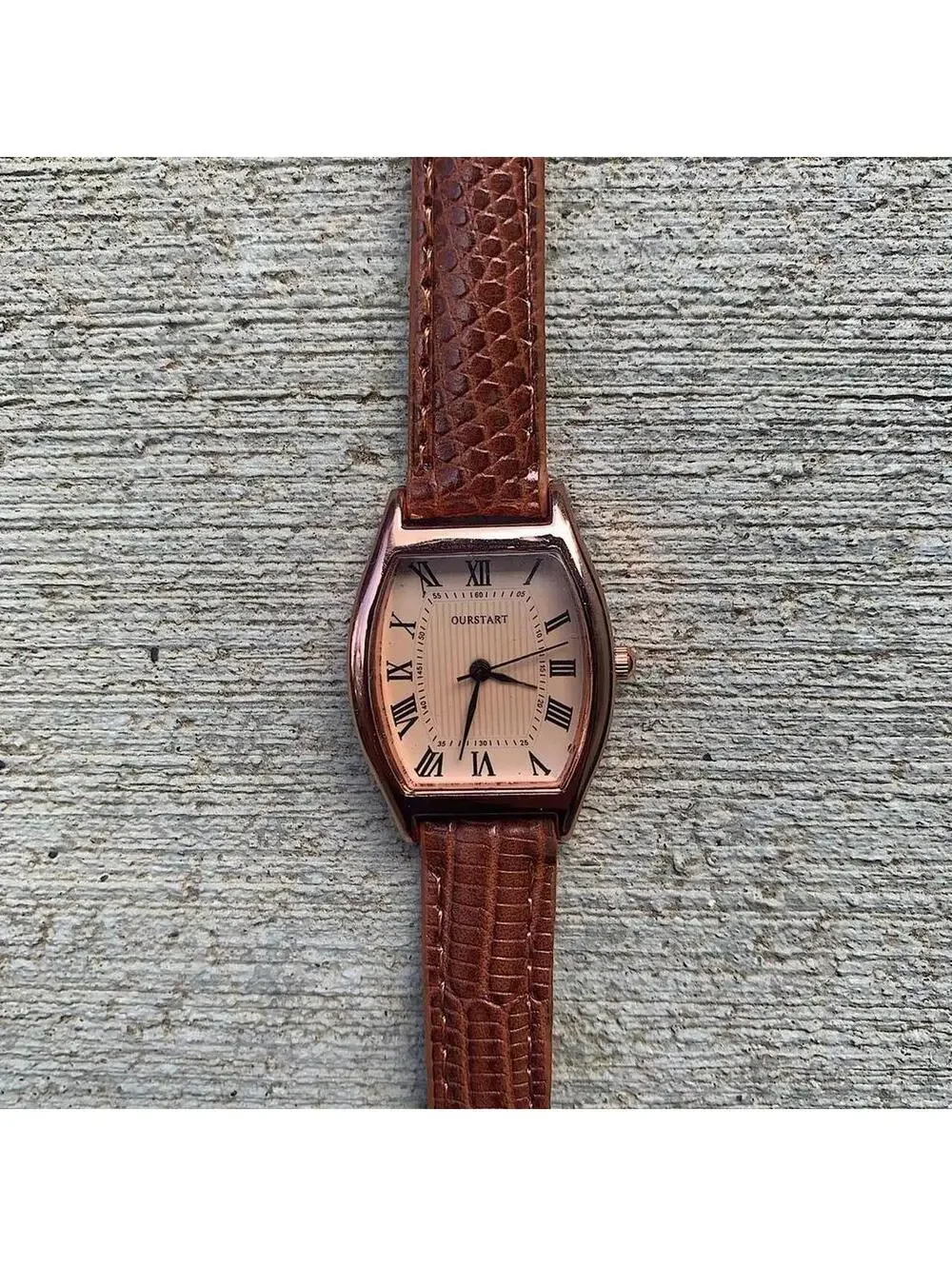 Minimalistic essential vintage style gold and leather style band watch. 9